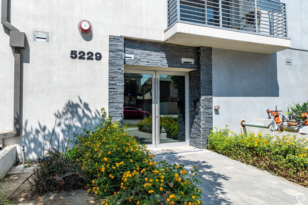 Entrance - 5229 Willowcrest Ave