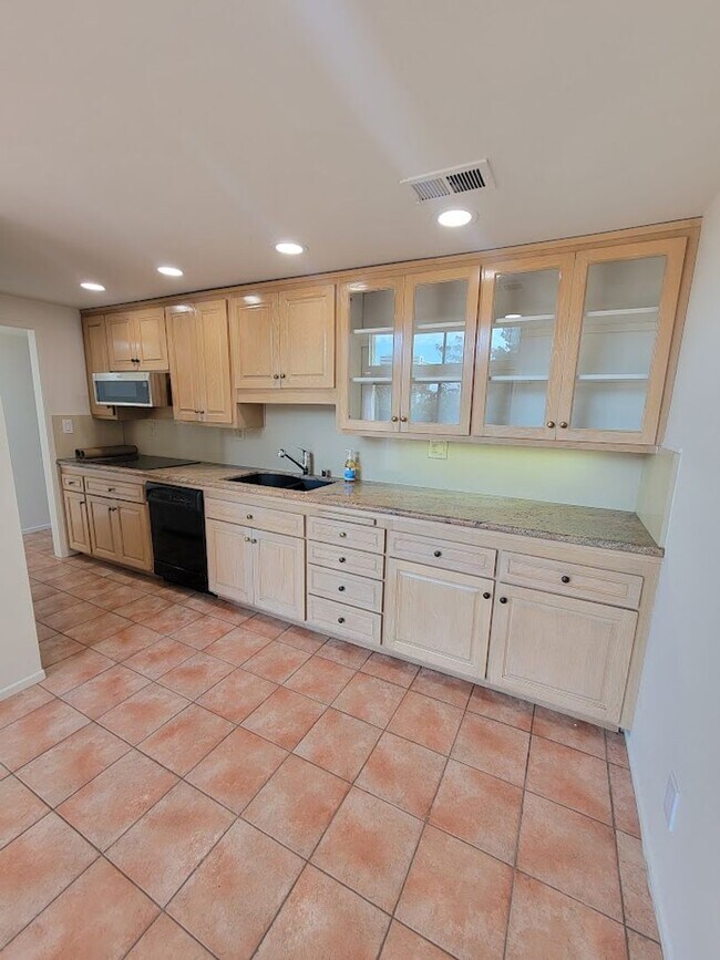 Building Photo - HUGE UPPER 1BD/1.5BA CONDO WITH LOFT, PARKING LAUNDRY AND 2 PRIVATE BALCONIES!!