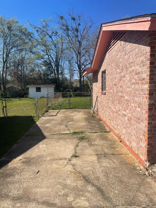 Building Photo - ** 3 bed 2.5 bath located in Southlawn ** ...
