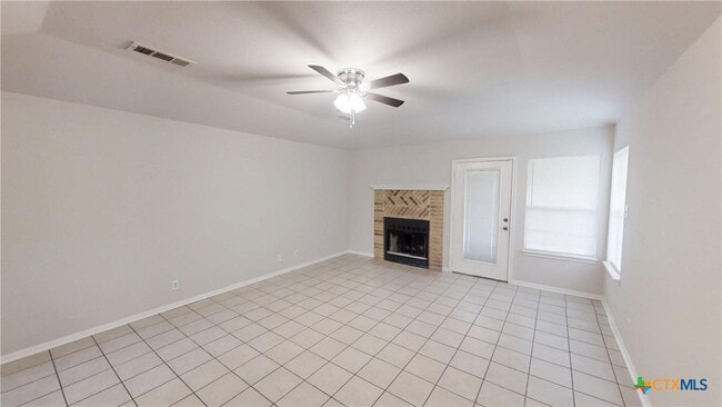 Foto del edificio - 2402 Lazy Ridge Dr