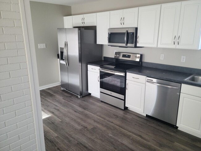 Building Photo - 2 Bed 1 Bath Rancher-Chesterfield -Courtho...
