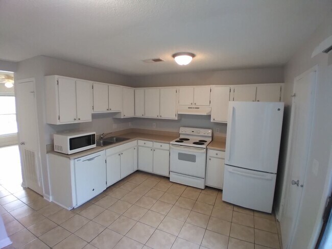 Foto del edificio - Unfurnished 2 Bedroom, 1.5 Bath Town Home ...