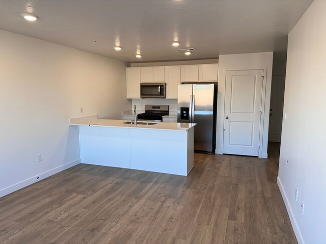 Building Photo - Dog Friendly! NEW 3 Bedroom 2 Bathroom Tow...