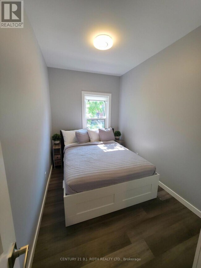 Building Photo - 82 Albert St N