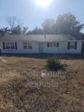 Building Photo - 2517 Kensington Dr E