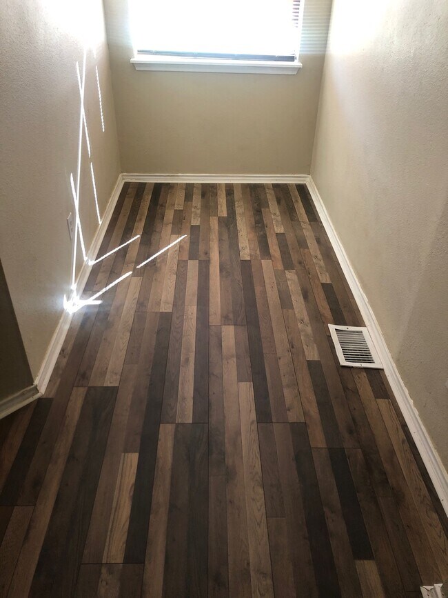 Building Photo - 9727 Sycamore Dr