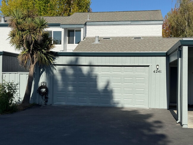 Building Photo - 4241 Sea Pines Ct
