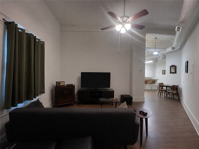 Foto del edificio - 116 N Broadway St