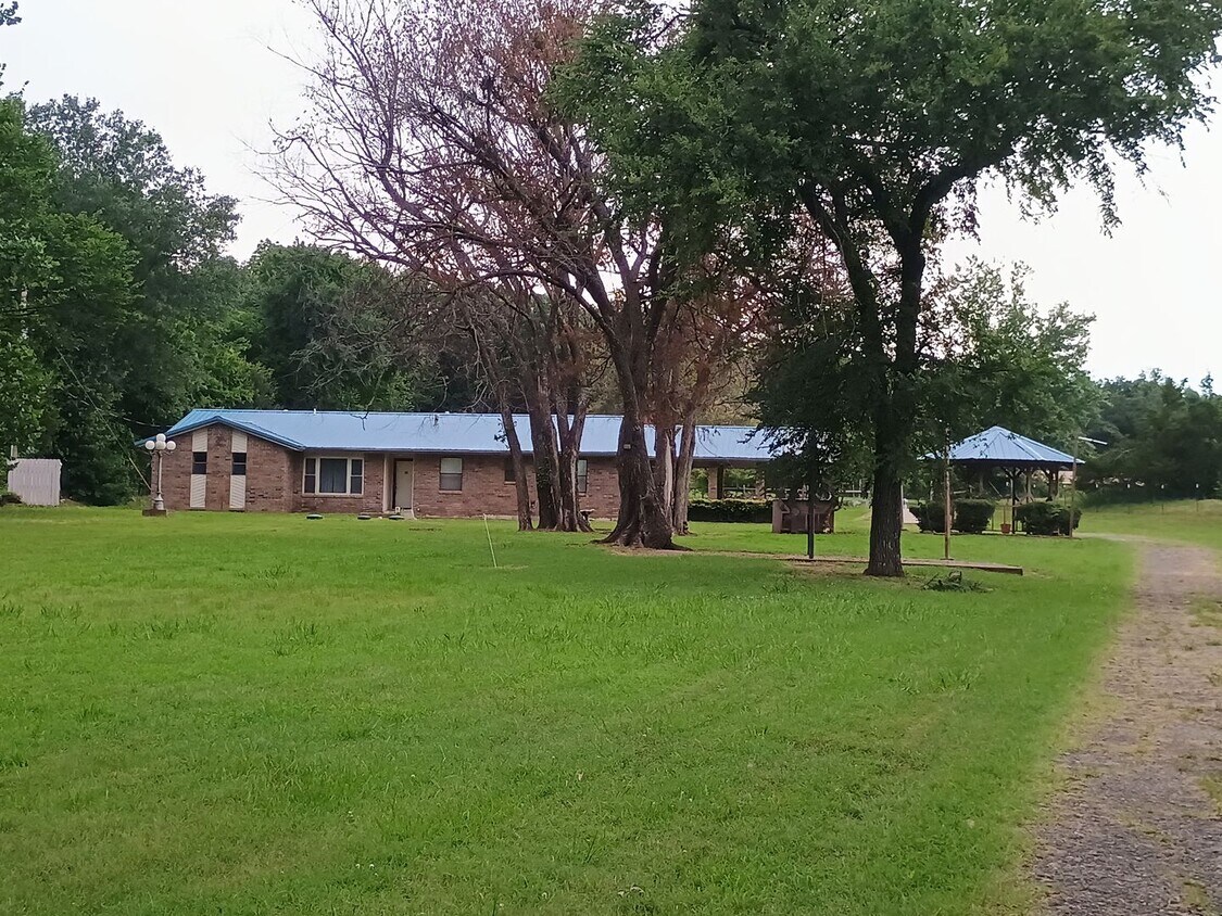 Primary Photo - Country living at its BEST ! 3 bedroom 2 b...