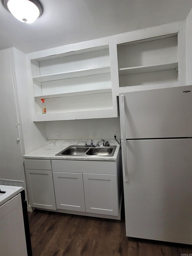 Foto del edificio - 410 W 9th St