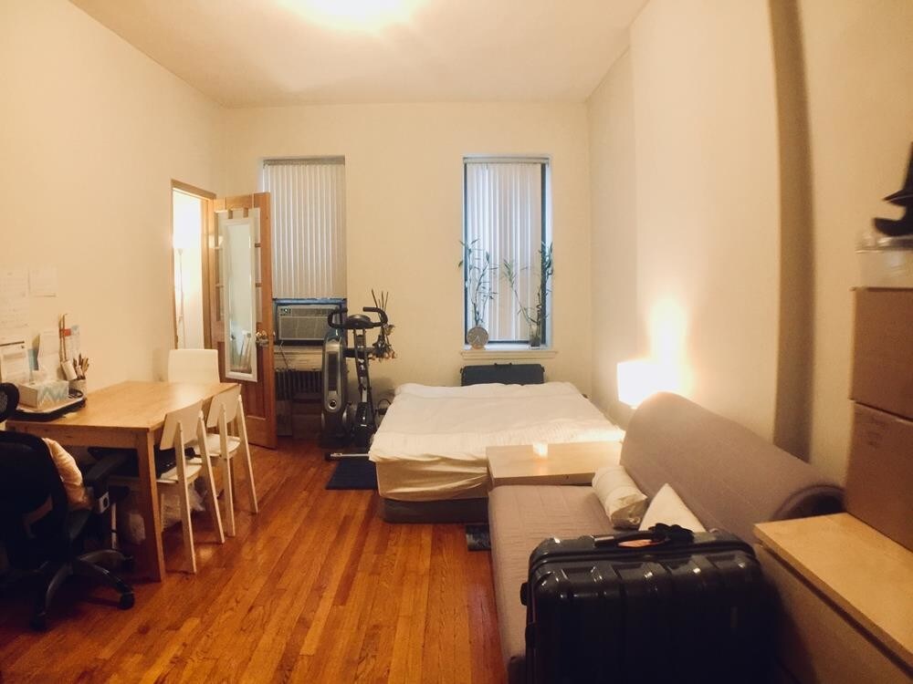 Primary Photo - 213 East 45th Street