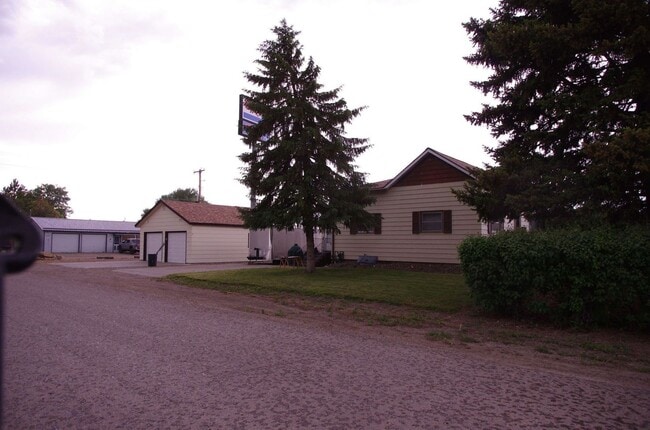 Building Photo - Spacious 2-Bedroom Home with Garage