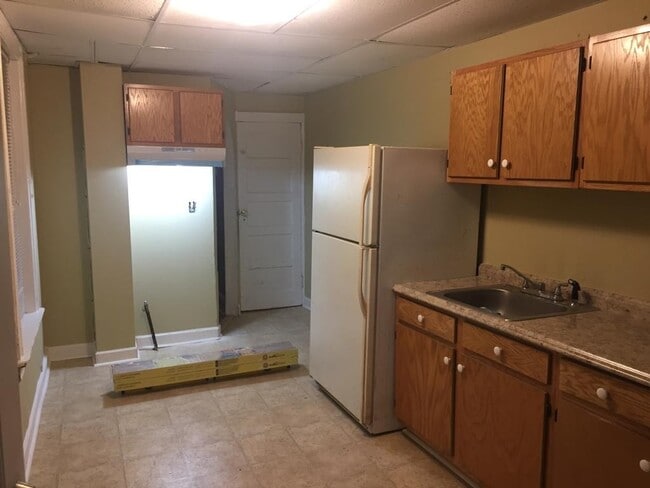 Building Photo - Great starter home for family!