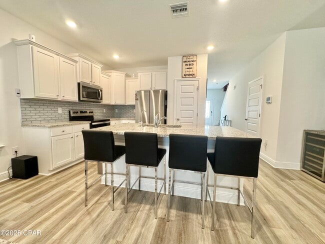 Building Photo - 560 Melrose Wy