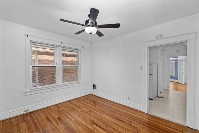 Building Photo - Charming 1 bedroom, second-floor in Shaw. Cats and small dogs welcome.