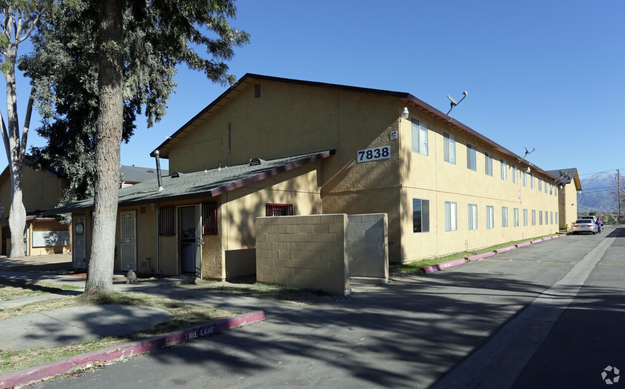 Primary Photo - Bella Apartments