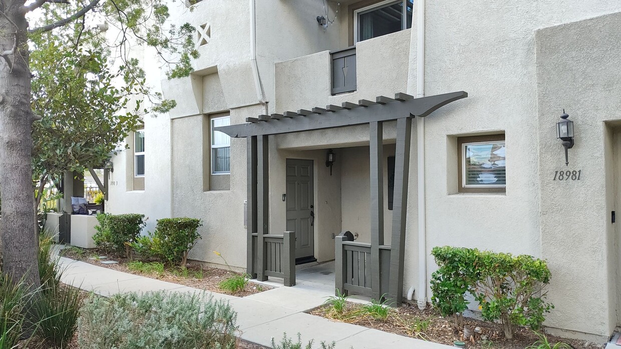 Primary Photo - 3 bedrooms 3 bathrooms townhome FOR RENT i...