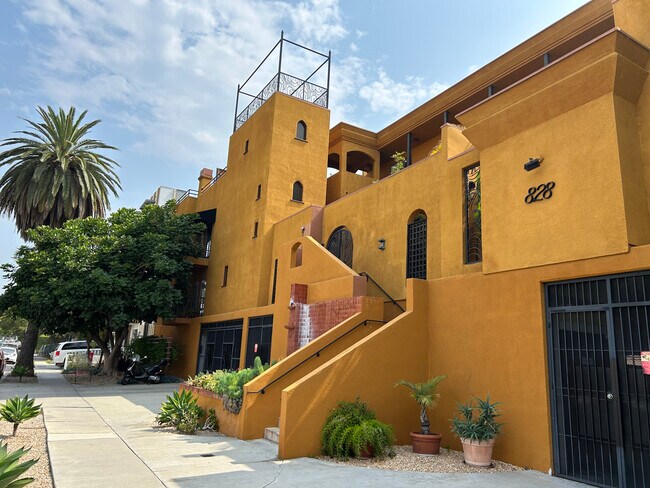 Building Photo - 828 N Hudson Ave