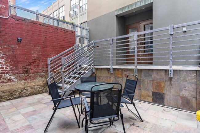 Building Photo - 657 3rd St