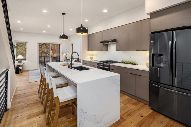 Building Photo - Beautiful New Townhome in Mapleleaf!