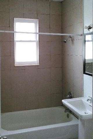 Building Photo - 462 Leslie St