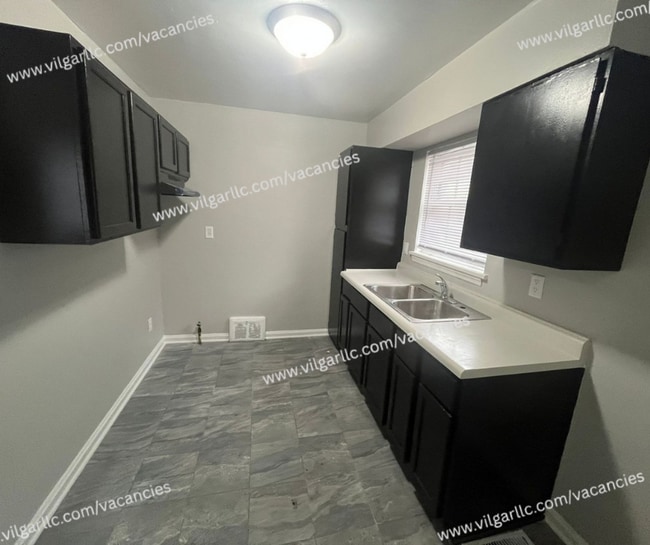 Building Photo - Spacious & Updated 2 large bedrooms & 2 fu...