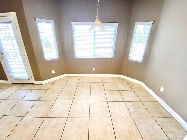 Foto del edificio - Modern 3-Bedroom Home with Open-Concept Living Within Henderson Home