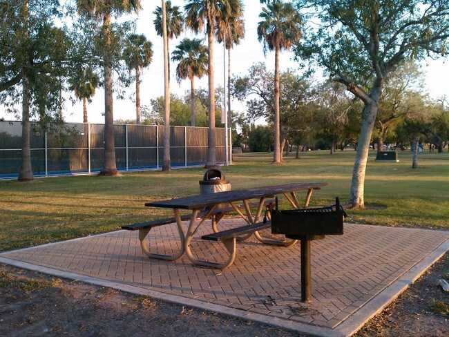 City Park, al otro lado de la calle - 2105 E Grimes St