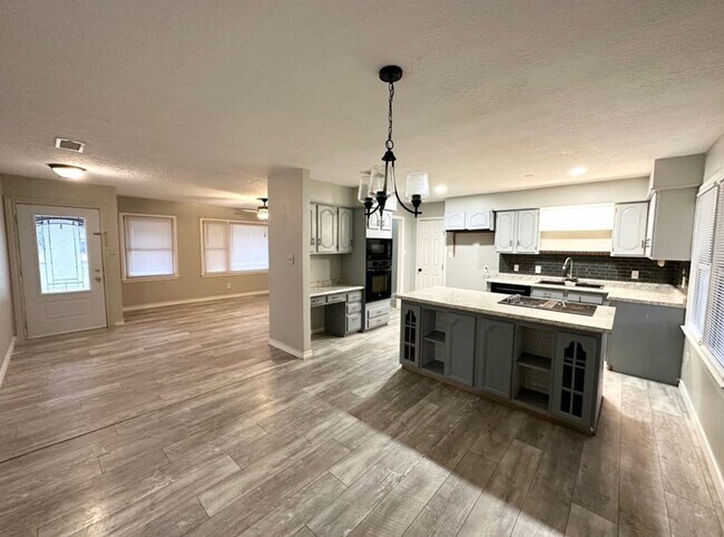 Building Photo - 4 Bed 2 Bath on Large Lot Ready to Rent ASAP!
