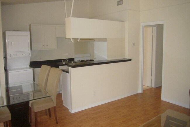 Foto del edificio - 608 W 51st St