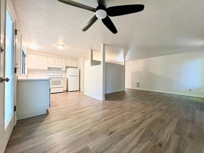 Building Photo - 2 Bed 1 Bath Apartment in Lake Oswego!