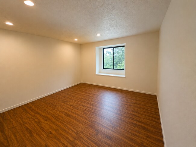 Dormitorio de la planta baja - 6069 Fircrest St SE