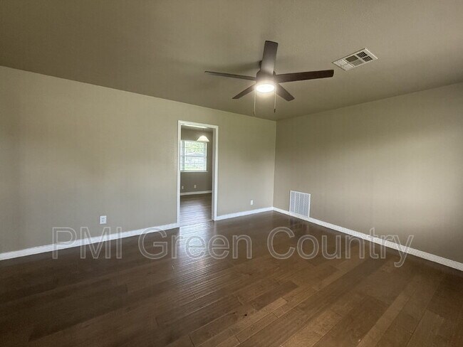 Foto del edificio - 30375 E 150th St S