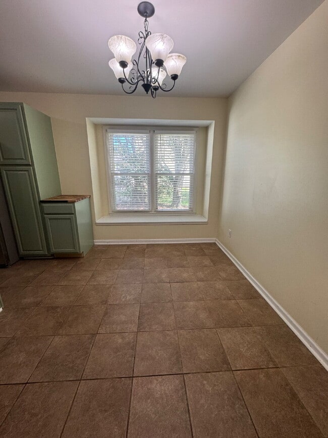 Building Photo - 1013 Thorncrest Dr