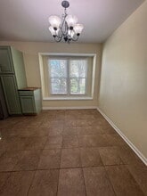 Building Photo - 1013 Thorncrest Dr