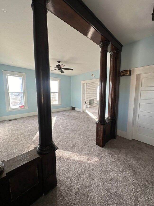 Building Photo - 3 bedroom 3 bathroom with an office Countr...