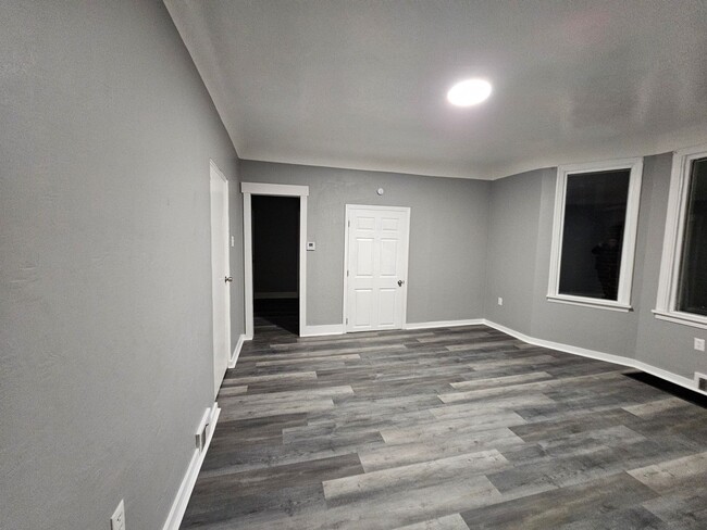 Building Photo - Newly updated 2 bedroom 1 bsth apartment i...