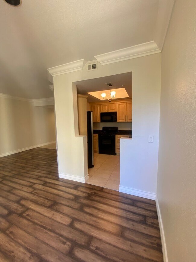 Building Photo - Gorgeous unfurnished 1 bedroom at the fabu...