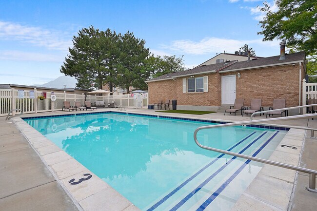 Piscina con solárium - Chadds Ford Apartments