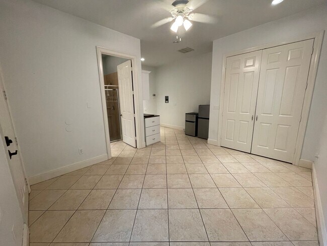 Foto del edificio - ANNUAL RENTAL - EFFICIENCY APT-STUDIO WITH FULL BATH