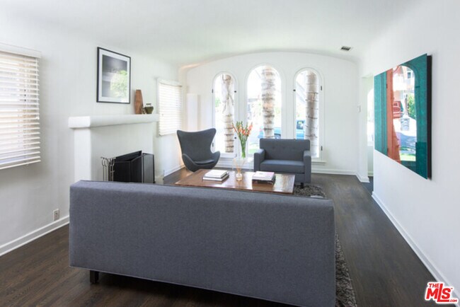 Foto del edificio - 8842 Dorrington Ave