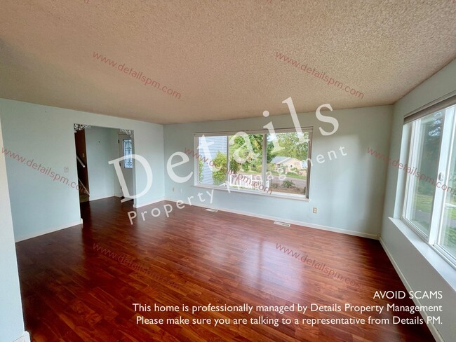 Foto del edificio - **APPLICATIONS PENDING ** 3 BR Home with S...