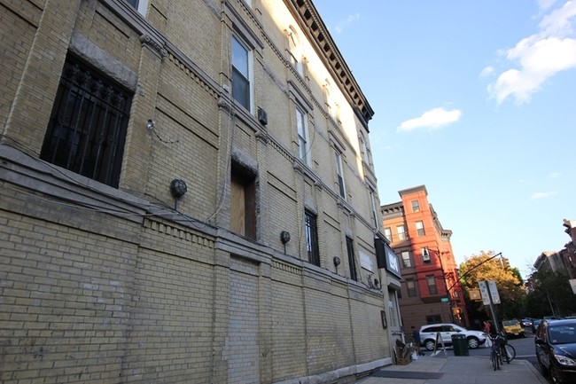 Building Photo - 302 5th Ave