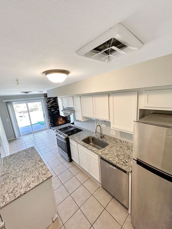 Building Photo - 3005 Durwood Dr