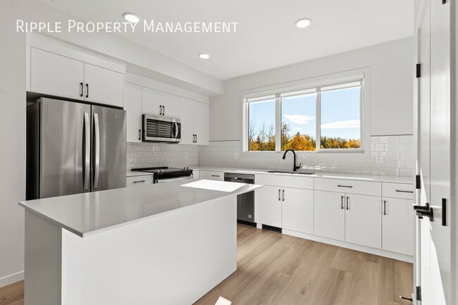 Building Photo - AMAZING  3 BEDS/ 2.5 BATHS UPPER UNIT