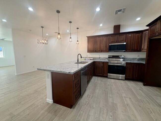 Foto del edificio - Brand-New 3-Bedroom Duplex with Modern Finishes and Private Backyard in Bullhead City!