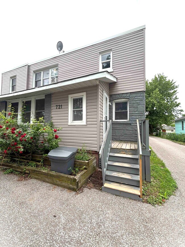 Building Photo - 721-723 Devine St