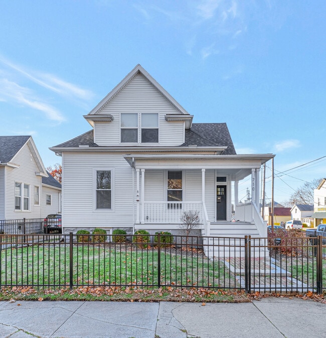 Building Photo - 710 N Oak St