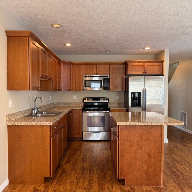 Building Photo - Spacious 3 Bedroom, 3 Full Bathroom Townhouse!!