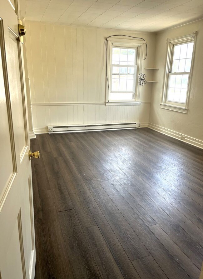 Building Photo - Second-Floor 2 Bedroom / 1 Bathroom Apartm...
